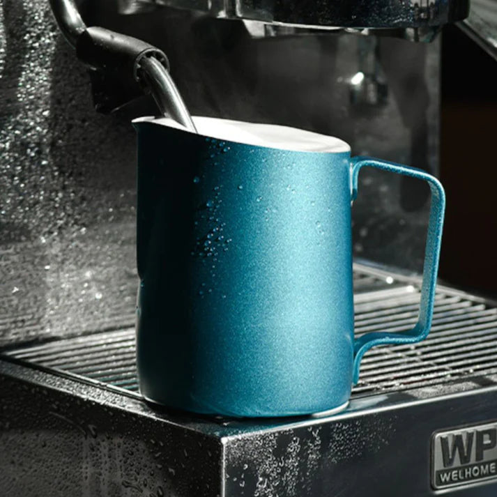 WPM 長尖嘴 拉花杯 HC7116BL (松石藍/500ML)